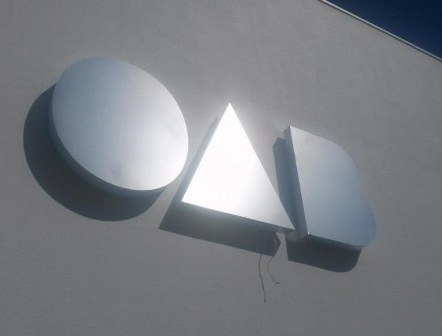 letras em acm escovado